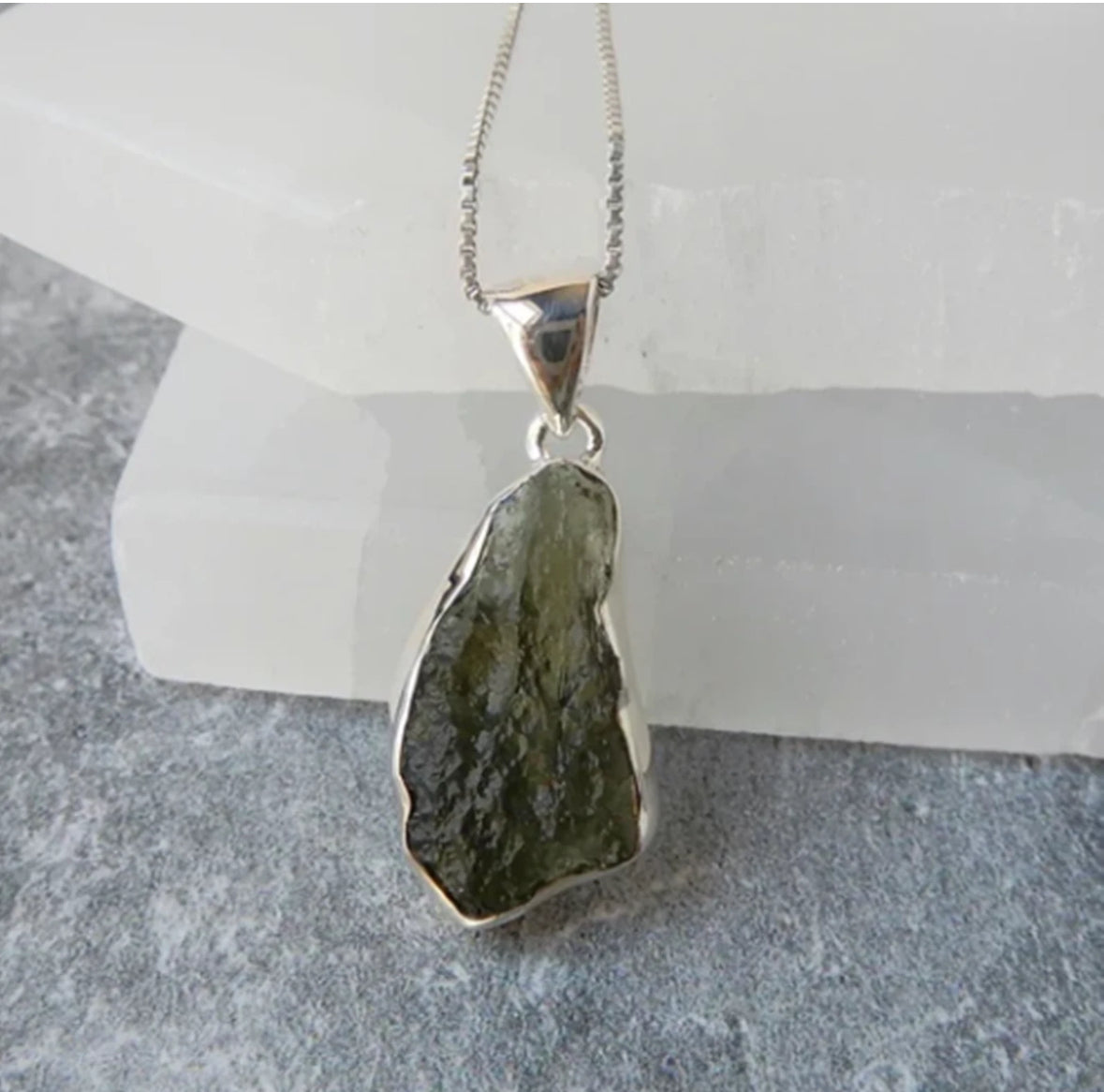 Collar con Moldavita