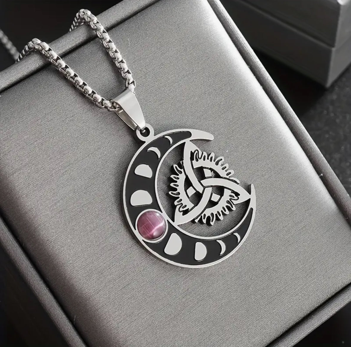 Collar de fases de la Luna y nudo trinitario