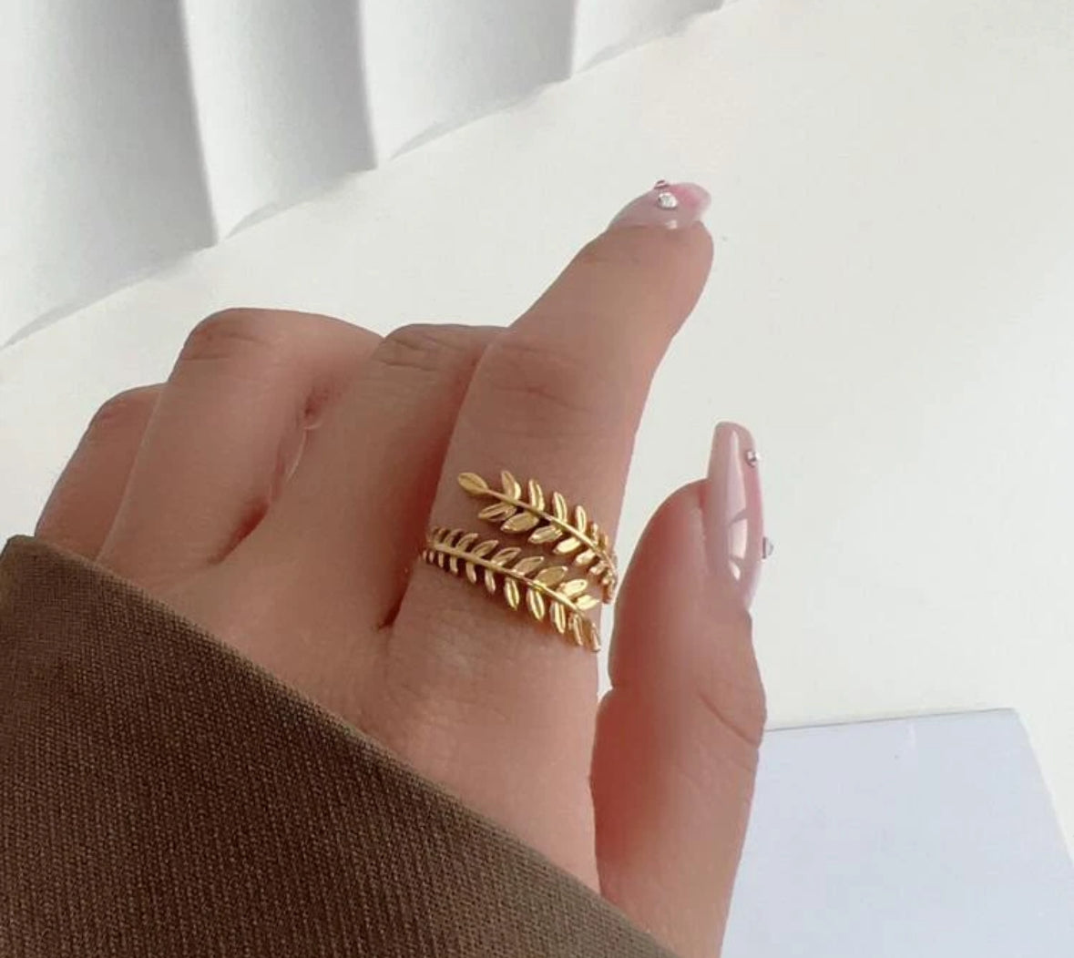 Anillo con diseño de hojas