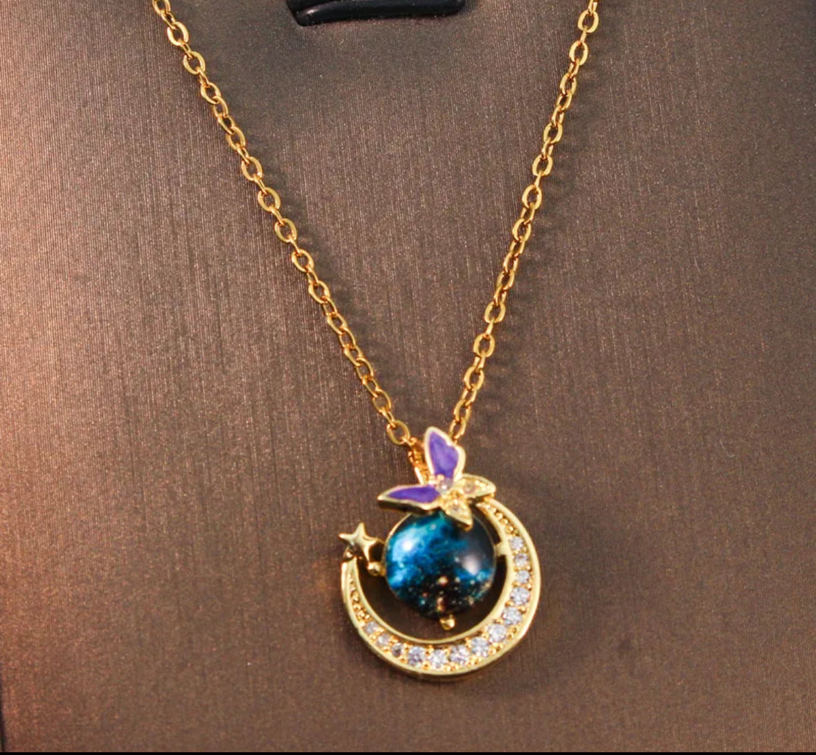Collar media luna y mariposa