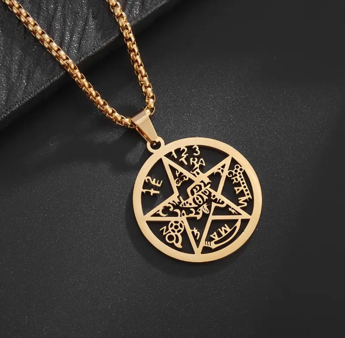 Collar tetragramatón