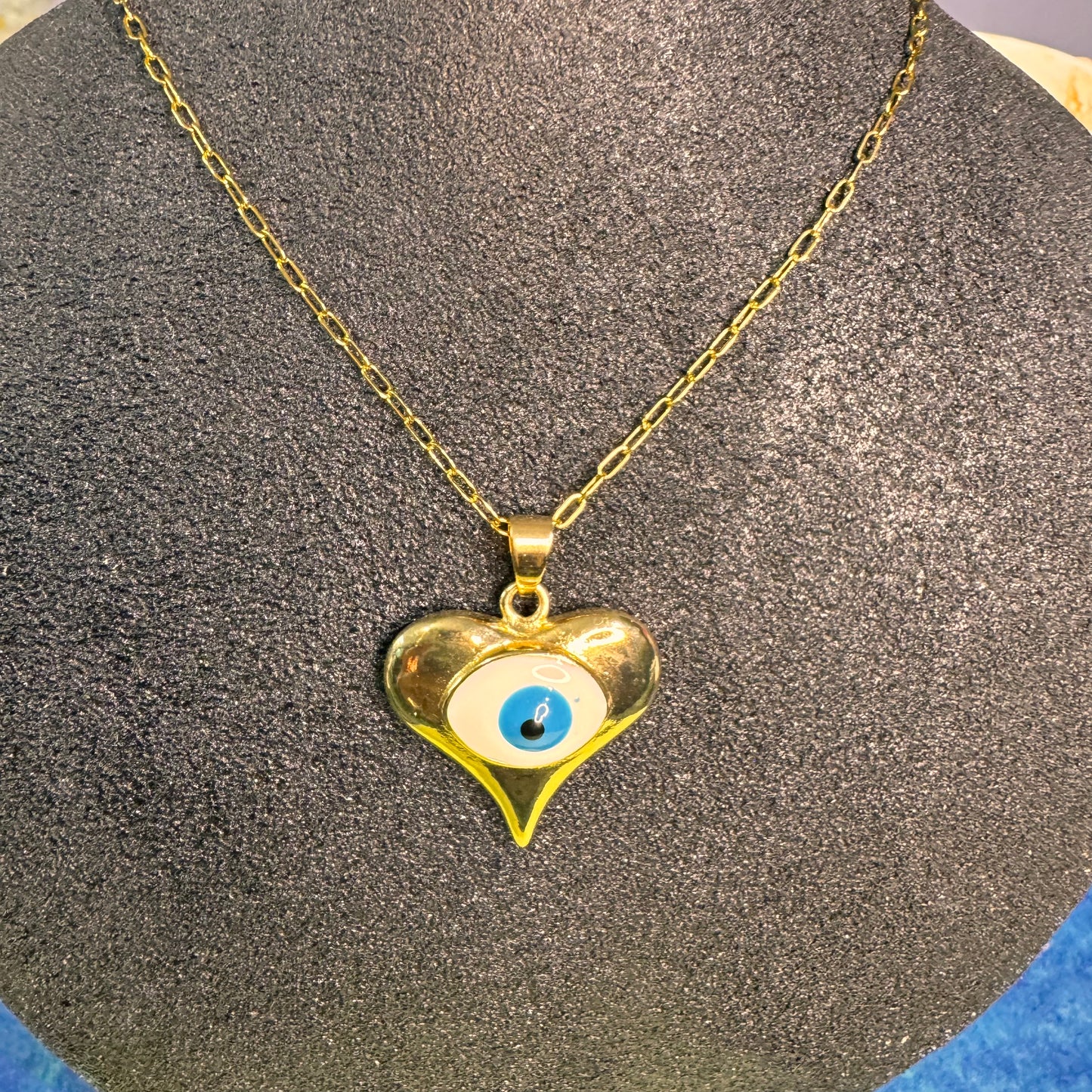 Collar ojo dentro de corazón