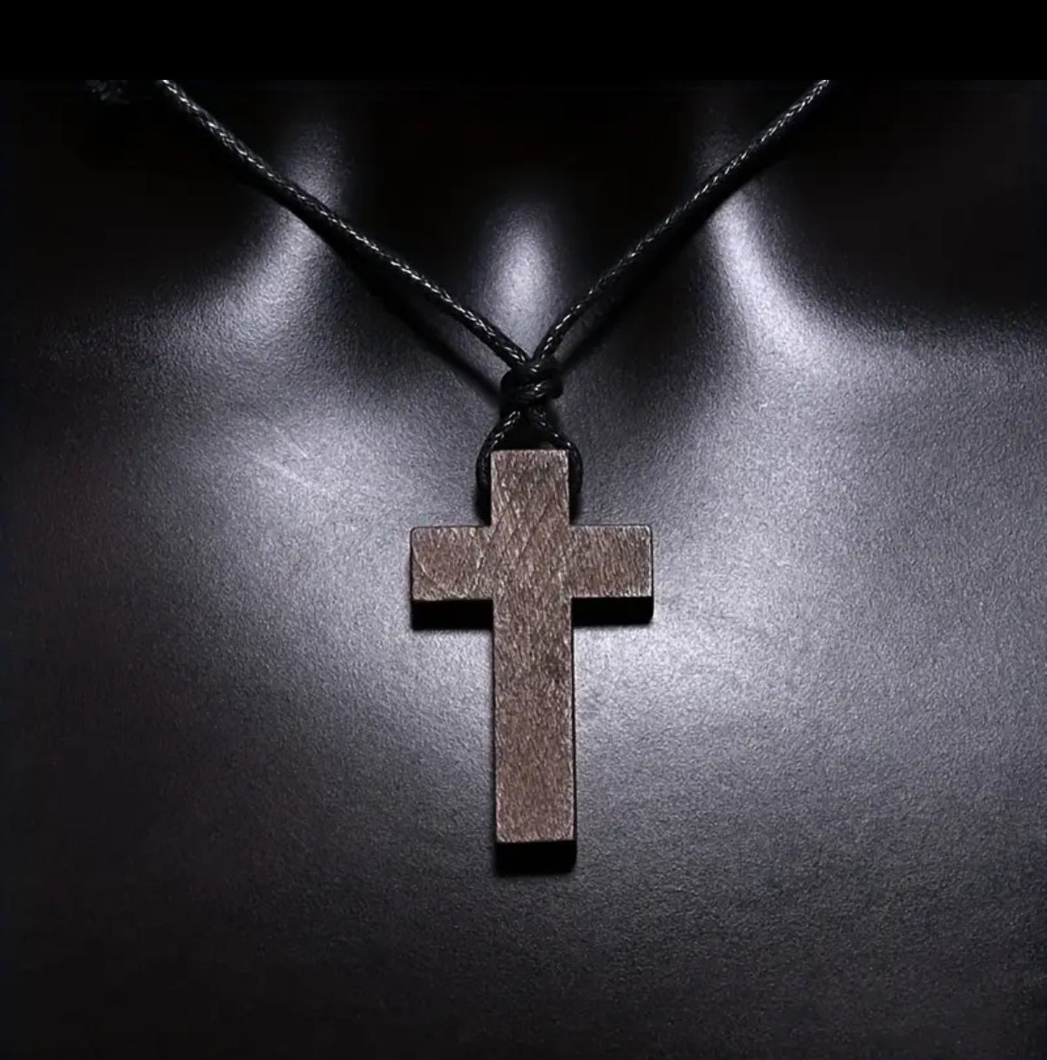 Collar con cruz pequeña de madera