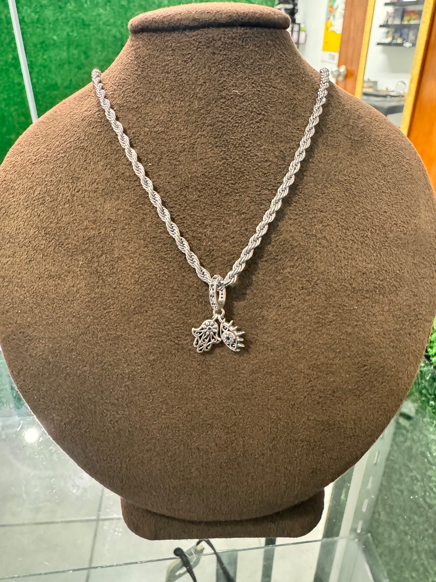 Collar de ojo y mano de Dios