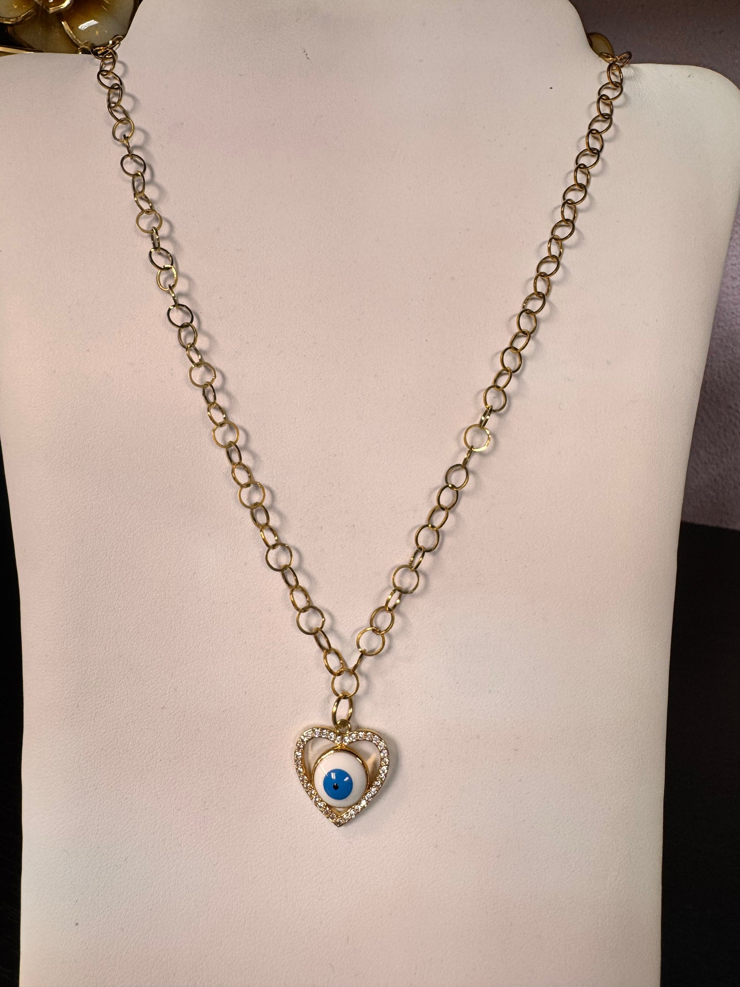 Collar de ojo en corazón