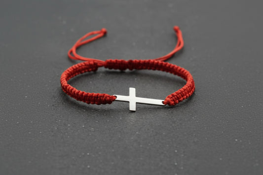 Pulsera en hilo con cruz