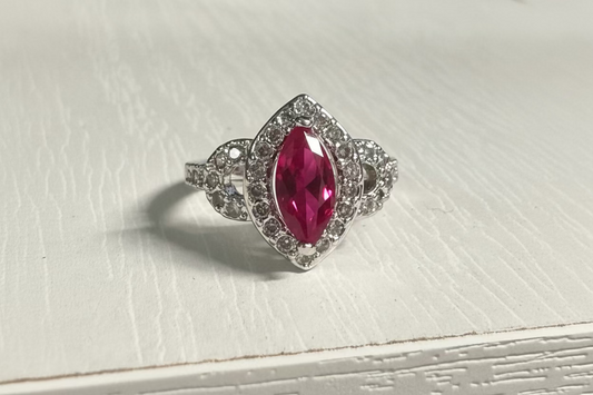 Anillo con piedra rubí