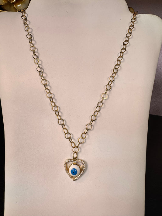 Collar de ojo en corazón